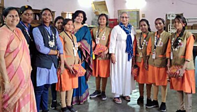 महिला केंद्र का होली मिलन और अंतराष्ट्रीय महिला दिवस