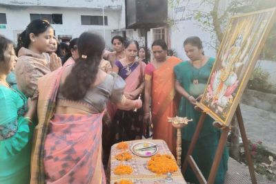 महिला केंद्र का होली मिलन और अंतराष्ट्रीय महिला दिवस