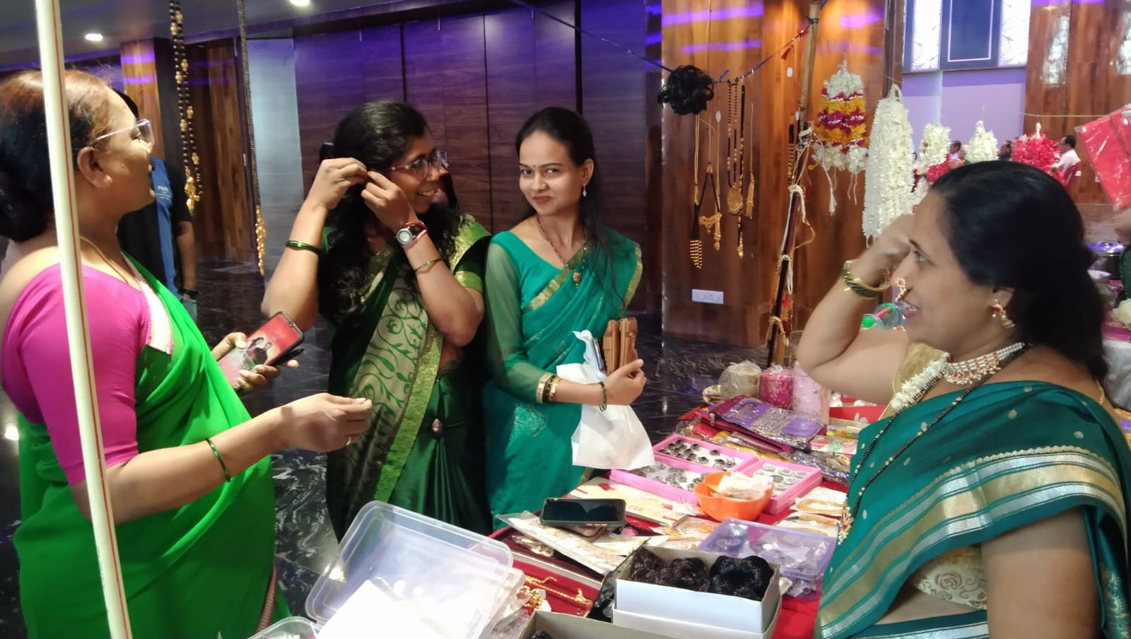 मंडळ के व्यापार मेले में दिखा उत्साह, महिलाओं ने की जमकर खरीदारी, पुरूषों ने भी दिया साथ 