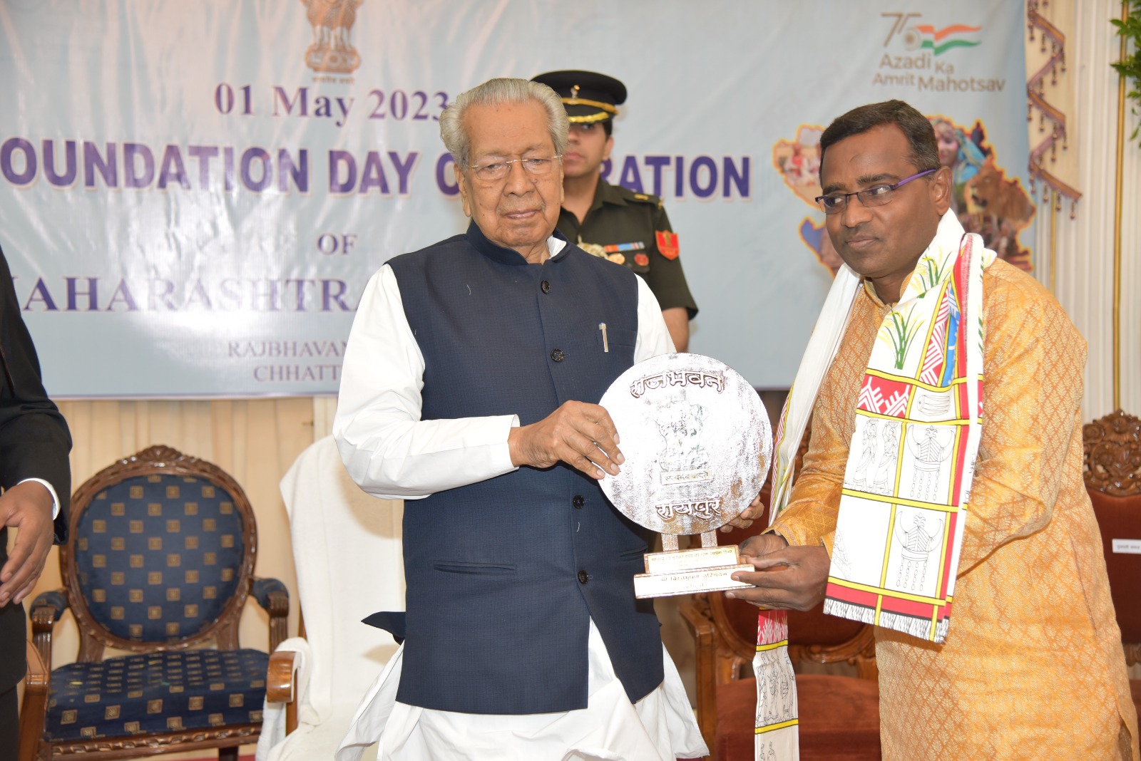 समाजसेवी संस्था महाराष्ट्र मंडळ की तीन विभूतियों को राज्यपाल ने किया सम्मानित