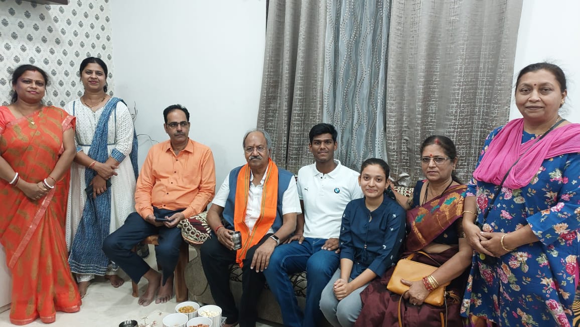 बोर्ड की मेरिट में जगह बनाने वाले संत ज्ञानेश्वर स्कूल के कुंदन और मुस्कान से मिलने पहुंचे विधायक बृजमोहन अग्रवाल, सांसद सोनी ने फोन पर दी बधाई