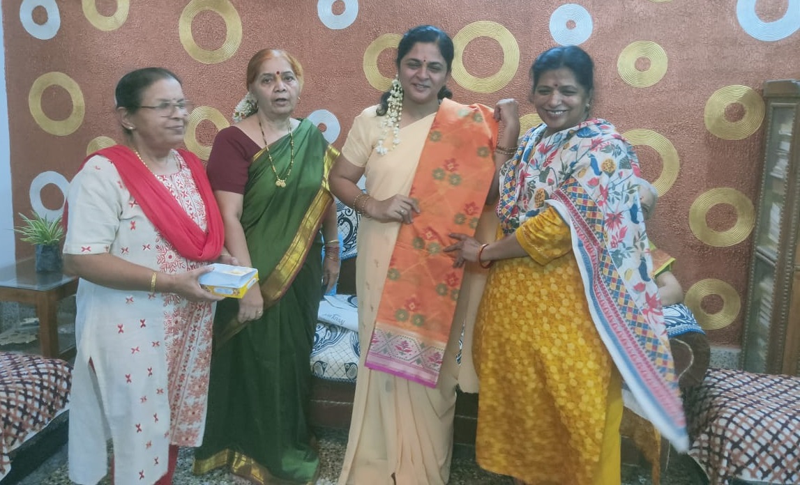 योग दिवस पर प्रशिक्षुकों ने किया योग शिक्षिका आस्था काले का सम्मान