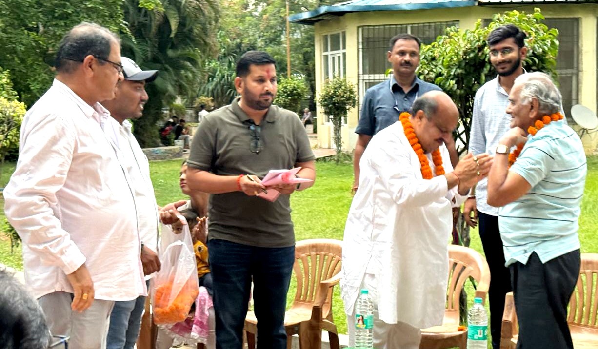 महाराष्ट्र मंडल बाल वाचनालय के लिए पुरंदर ने दिए दो लाख