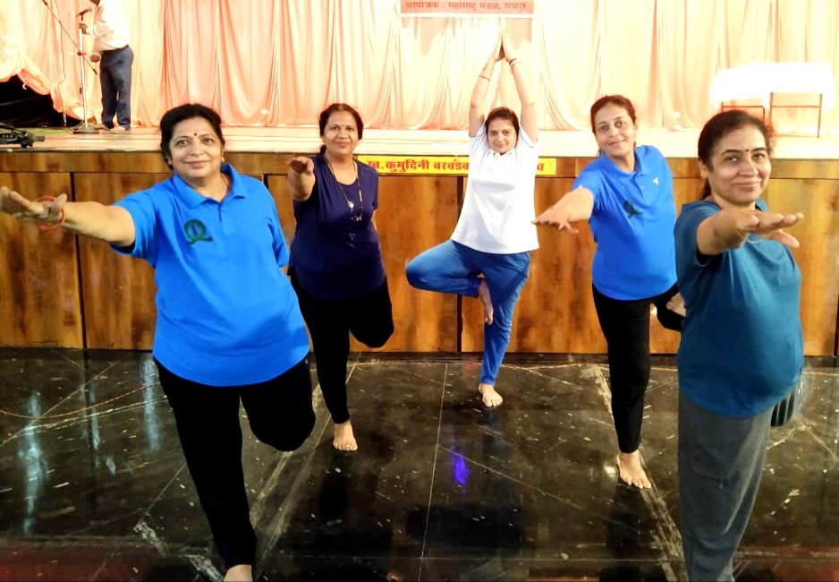 महाराष्ट्र मंडल में सूर्य और चंद्र नमस्कार की सुंदर प्रस्तुति