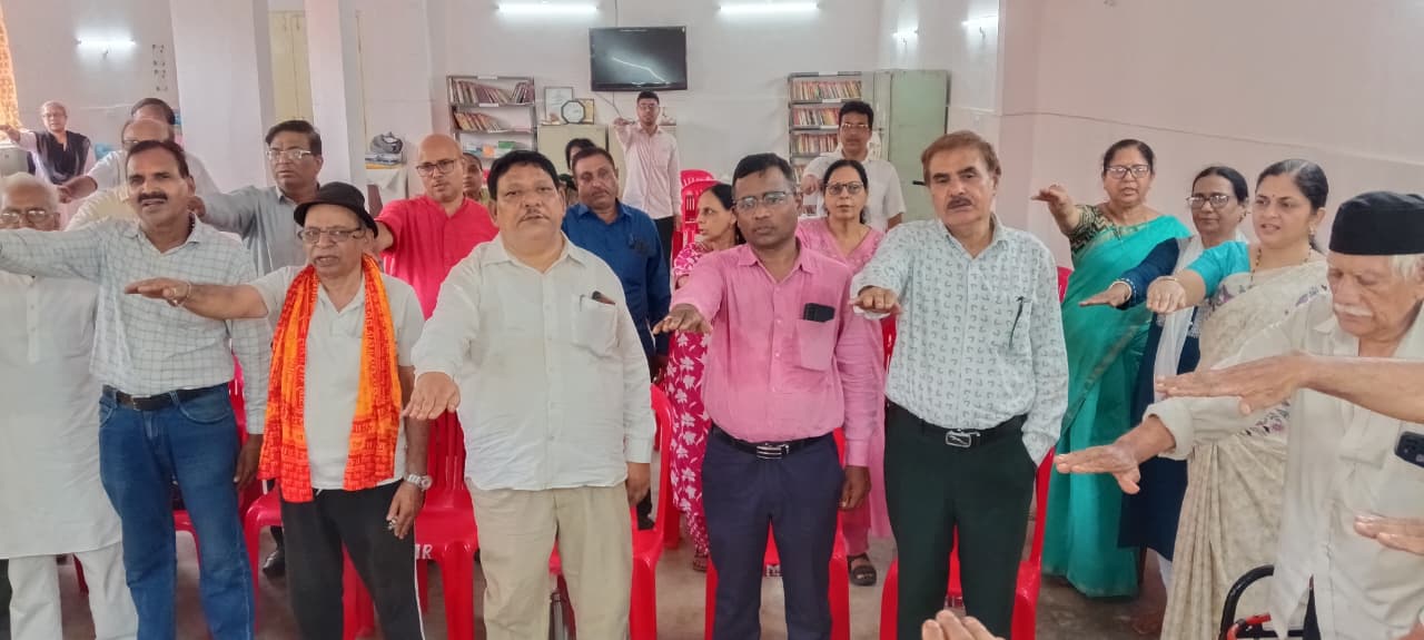 सियान गुड़ी में बुजुर्गों ने ली नशा मुक्ति रायपुर बनाने की शपथ