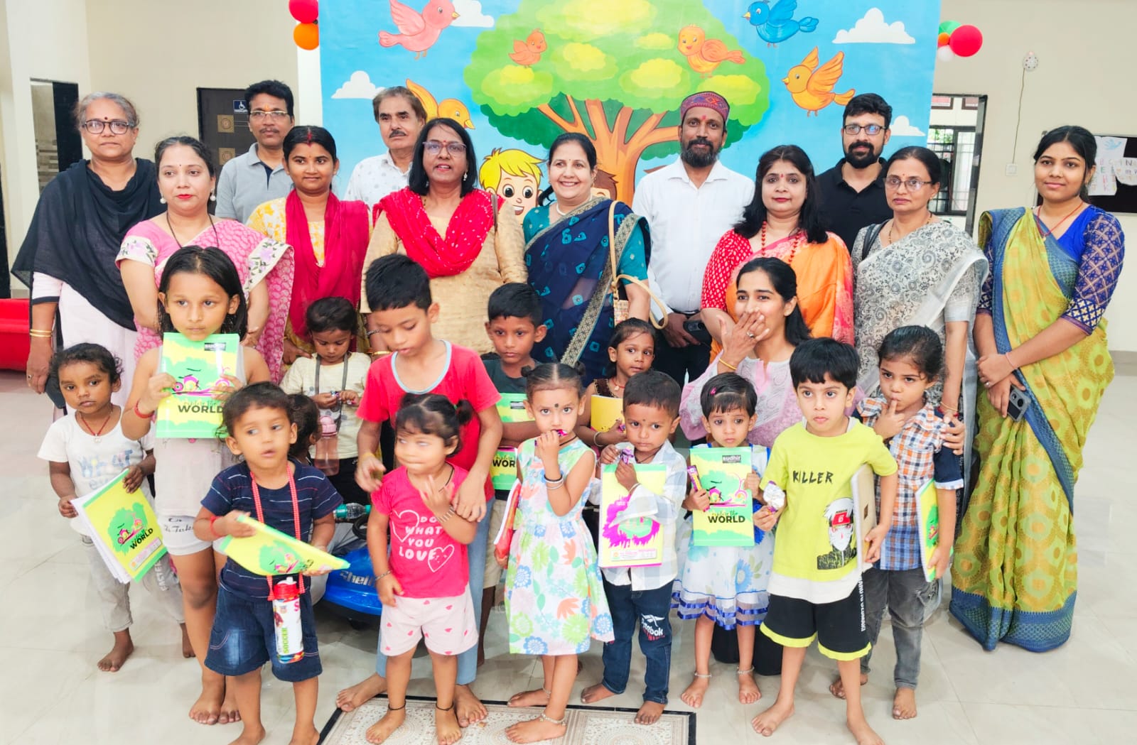  हाईटेक आंगनबाड़ी के नौनिहालों को सोनू सूद की संस्‍था ने वितरित की कॉपियां