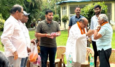 महाराष्ट्र मंडल बाल वाचनालय के लिए पुरंदर ने दिए दो लाख